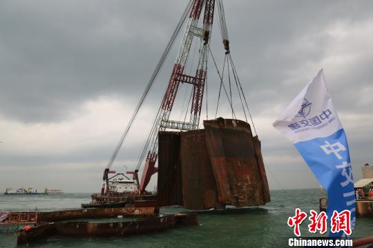 港珠澳大桥东人工岛岛头钢圆筒顺利拆除