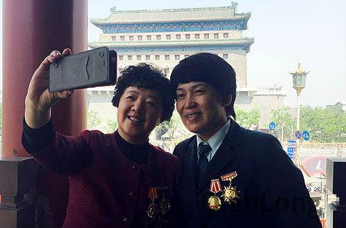 两位女劳模在大北照相馆的走