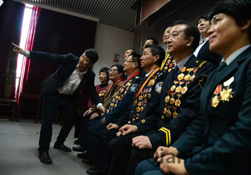 劳模们胸佩奖章，在大北照相