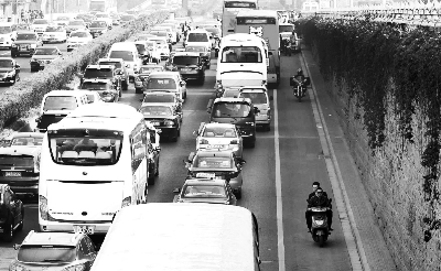 闯应急通道且未戴头盔 摩托 骑士 被罚350元扣