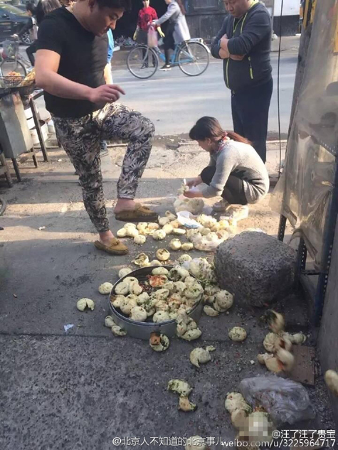 只因小贩拿错包子馅 男子怒踩一屉包子