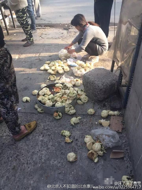 只因小贩拿错包子馅 男子怒踩一屉包子