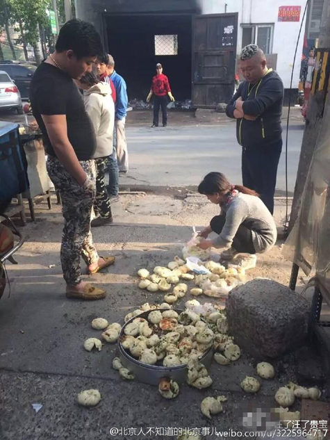 只因小贩拿错包子馅 男子怒踩一屉包子
