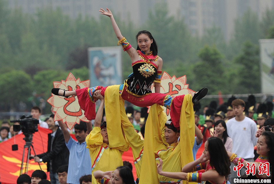 雷!校园运动会奇葩开幕式 奇装异服惹尴尬(12)