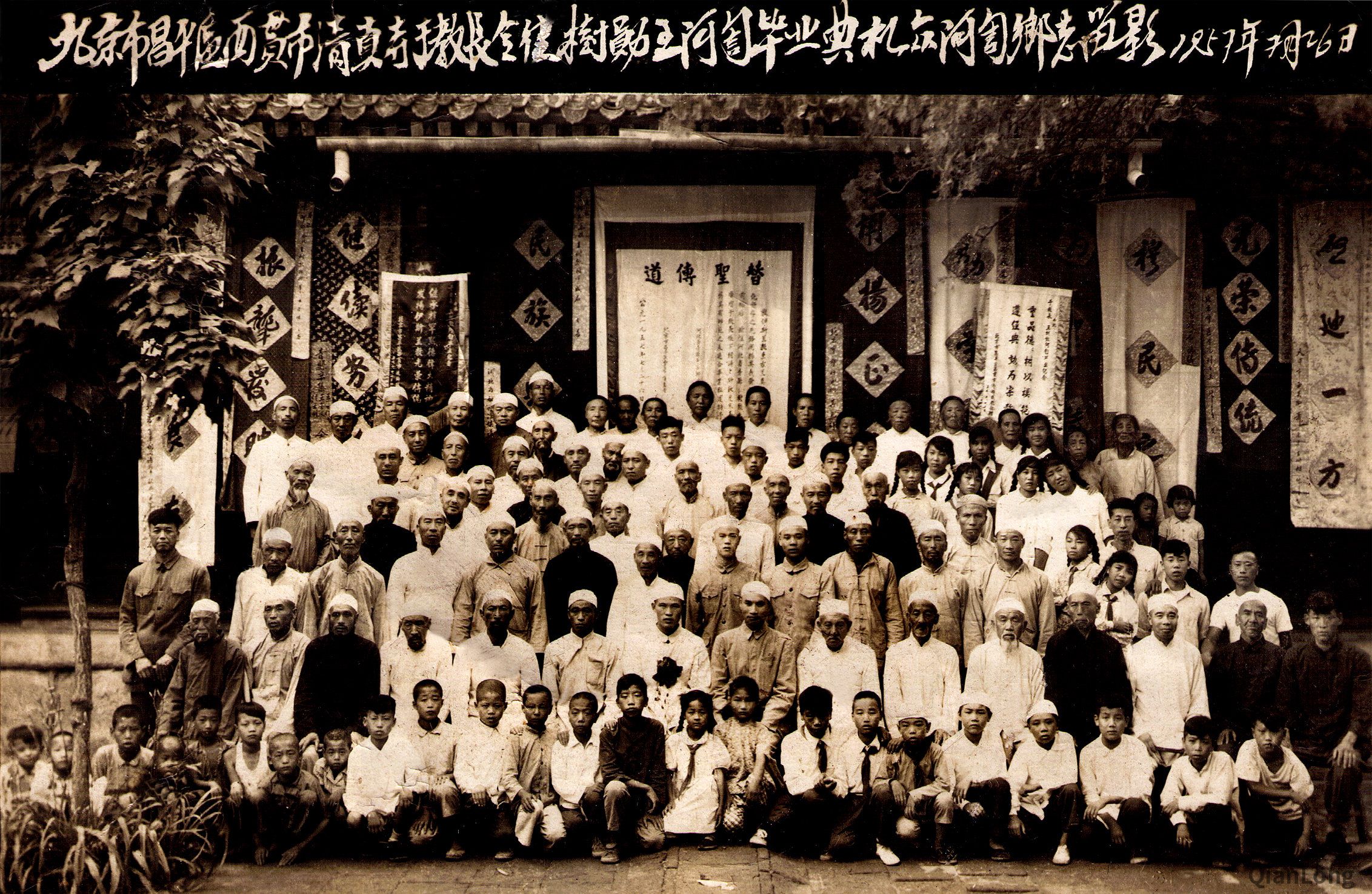 师生去清真寺参加活动（学校供图）