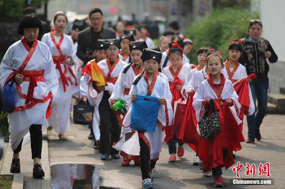 南京小学生着汉服行十岁成长礼