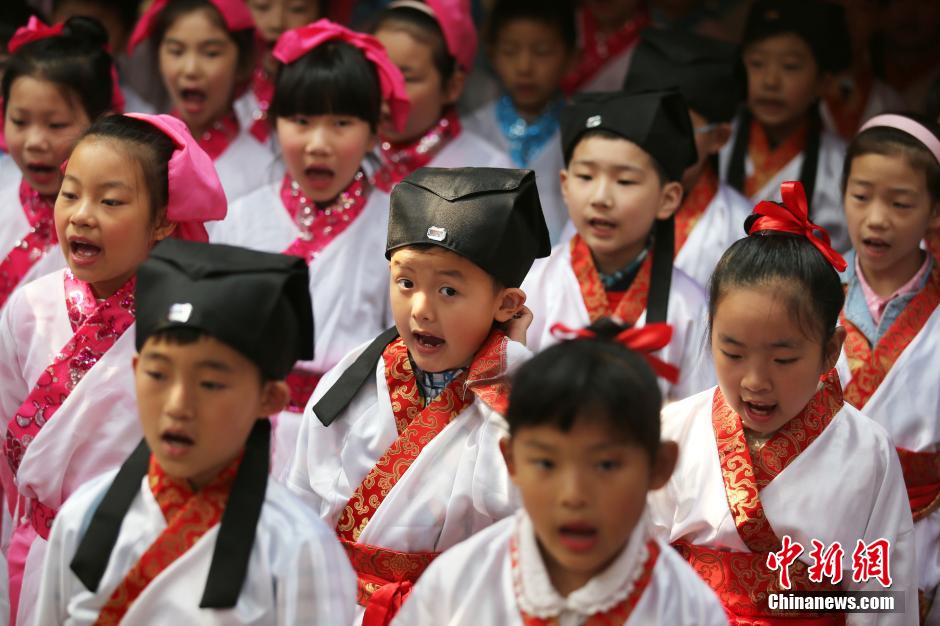 南京小学生着汉服行十岁成长礼