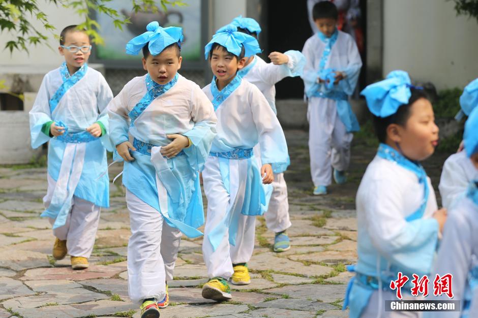 南京小学生着汉服行十岁成长礼