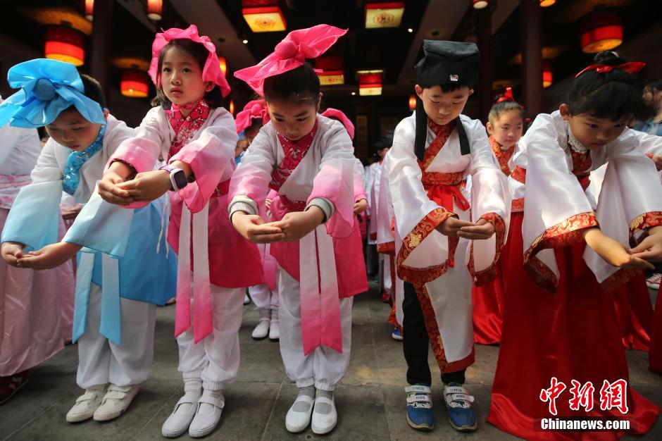 南京小学生着汉服行十岁成长礼