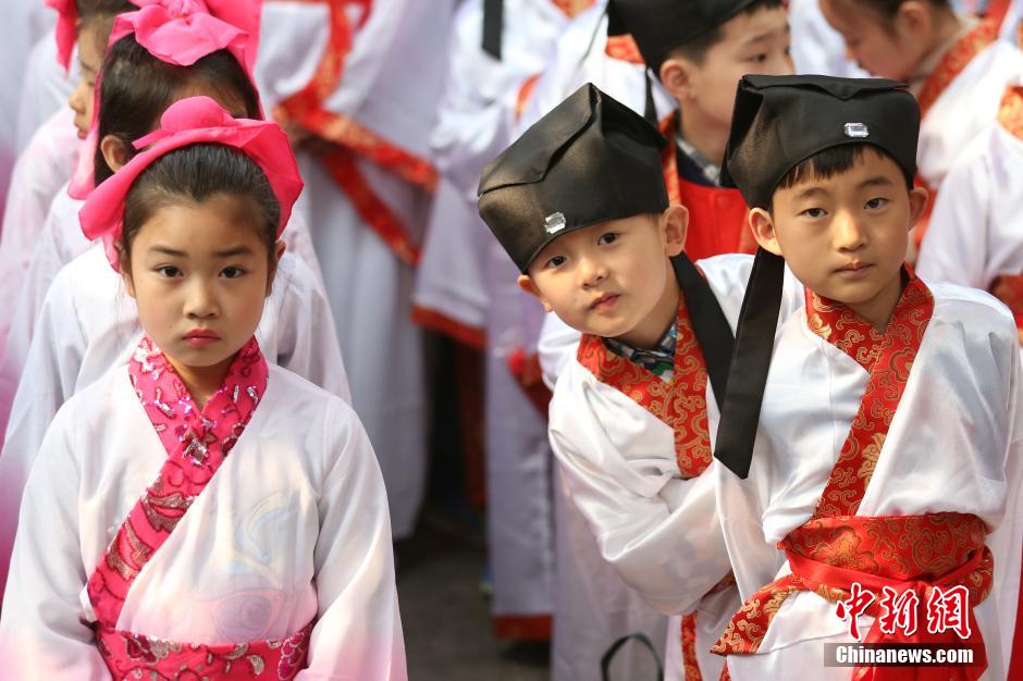 南京小学生着汉服行十岁成长礼