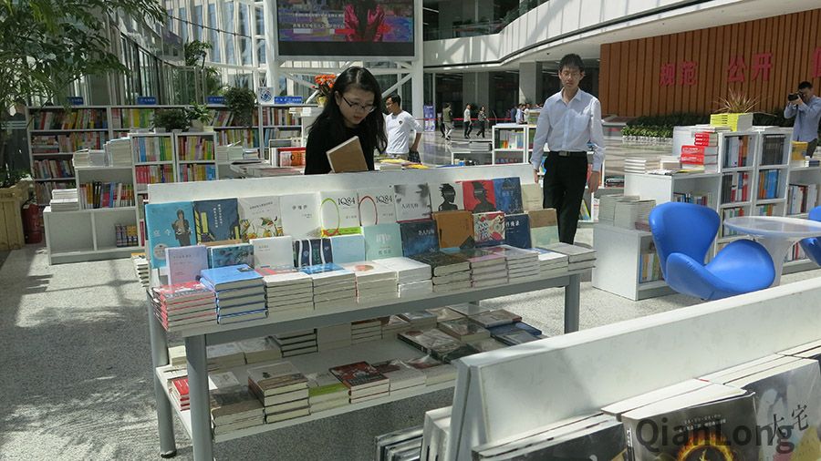 读者在政务中心店选购图书