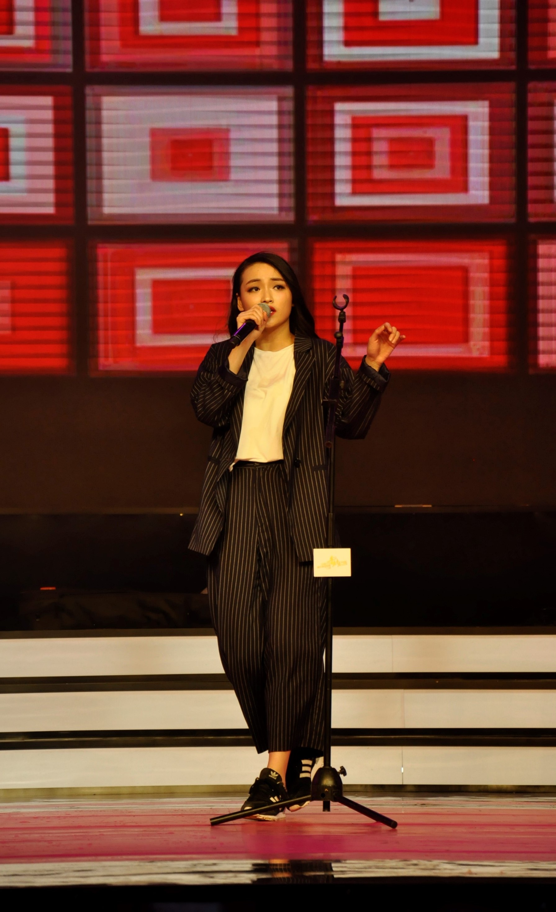 张靓颖赤脚演唱《我的模样》 用行动诠释青春