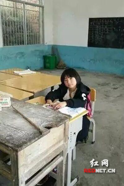 没有同学，更没有同桌，彭逸同学一个人在教室上课（网友供图）。