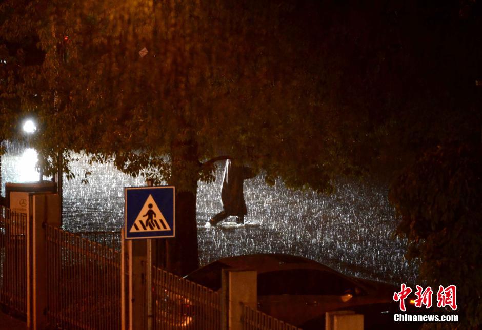 福州遭大暴雨 市区多路段积水成灾