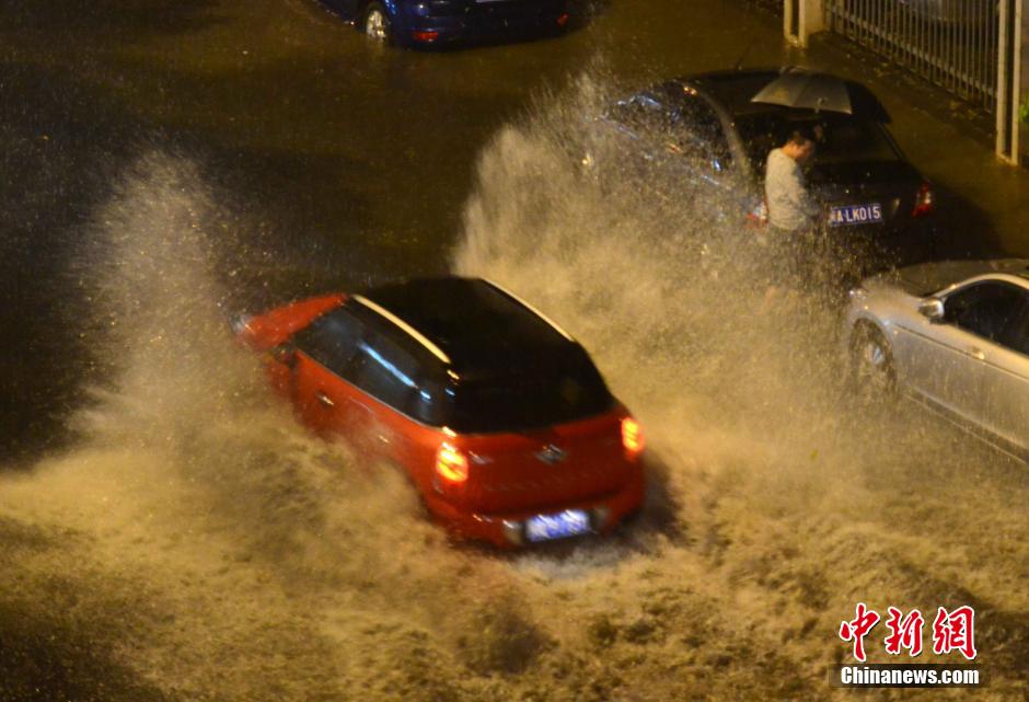 福州遭大暴雨 市区多路段积水成灾