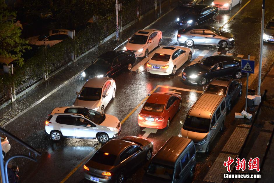 福州遭大暴雨 市区多路段积水成灾
