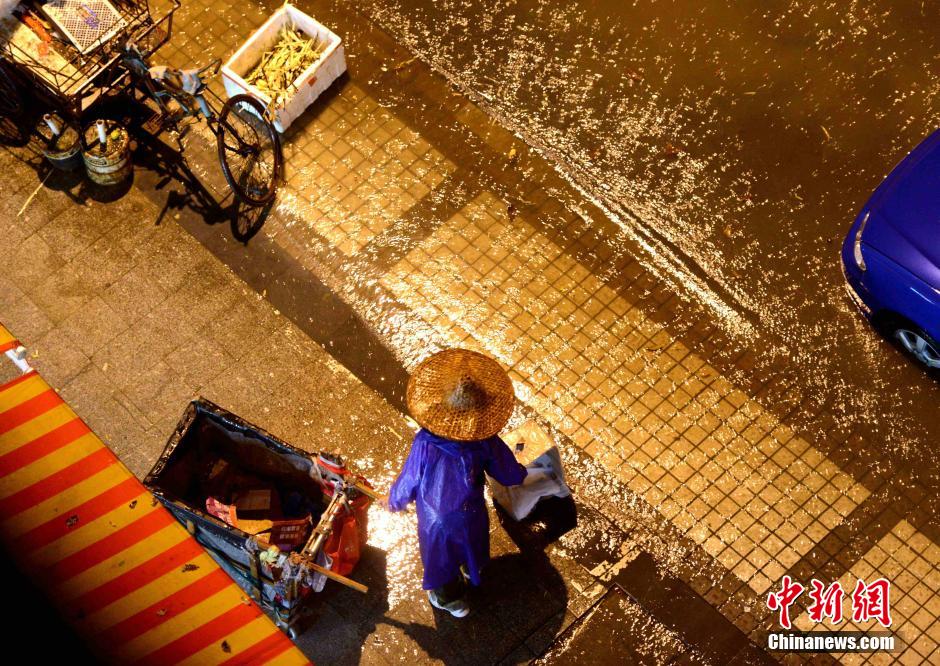 福州遭大暴雨 市区多路段积水成灾