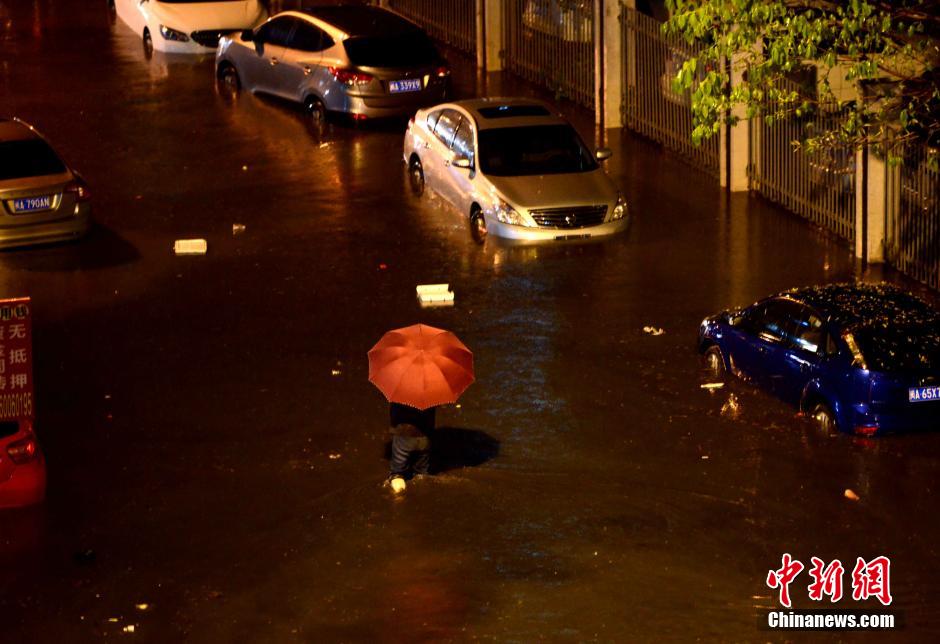 福州遭大暴雨 市区多路段积水成灾