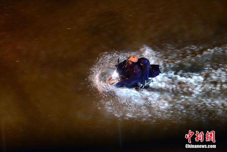 福州遭大暴雨 市区多路段积水成灾