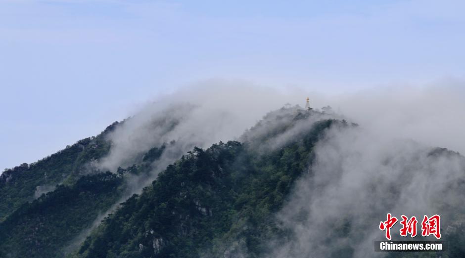 江西庐山现壮观“瀑布云海” 如梦如幻