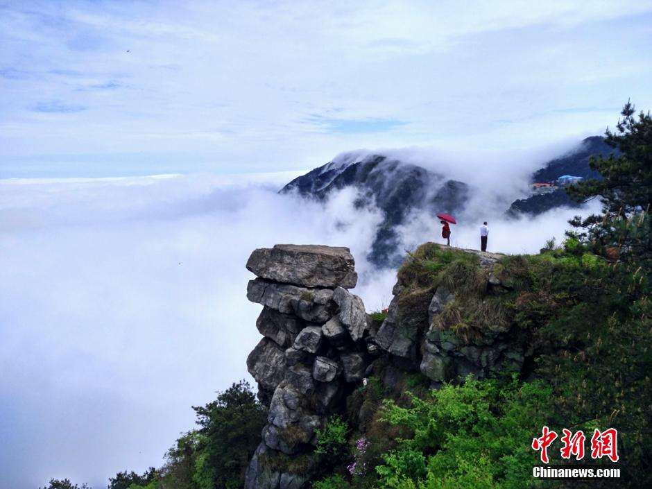 江西庐山现壮观“瀑布云海” 如梦如幻