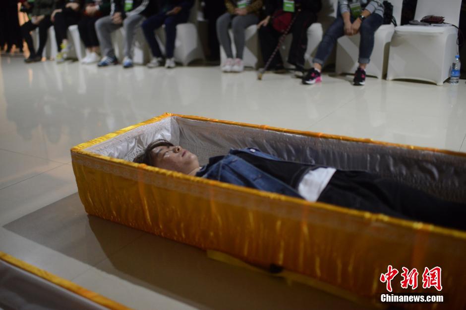 重庆大学生写“遗书”躺棺材“体验死亡”