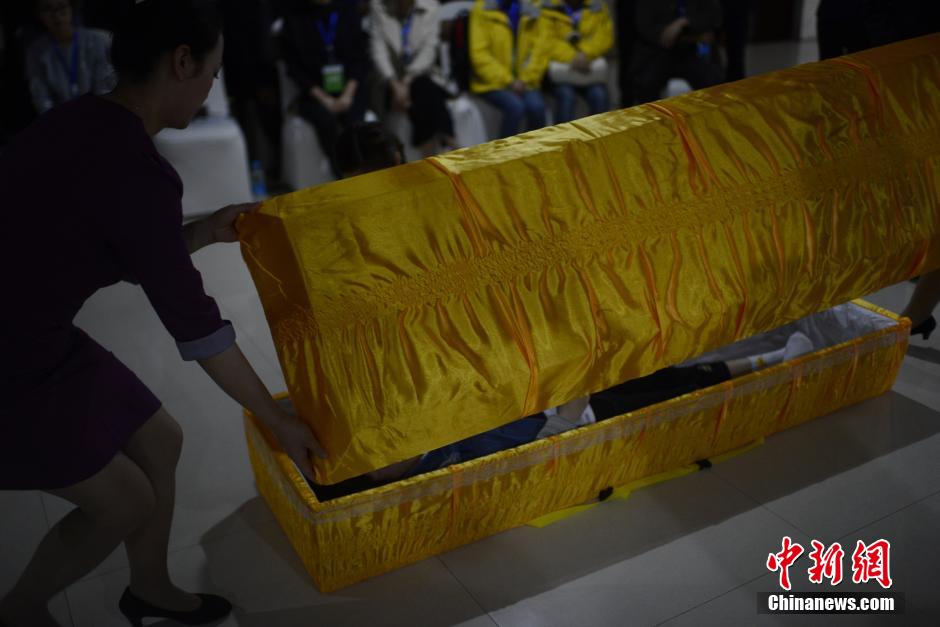 重庆大学生写“遗书”躺棺材“体验死亡”