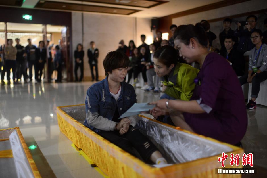 重庆大学生写“遗书”躺棺材“体验死亡”