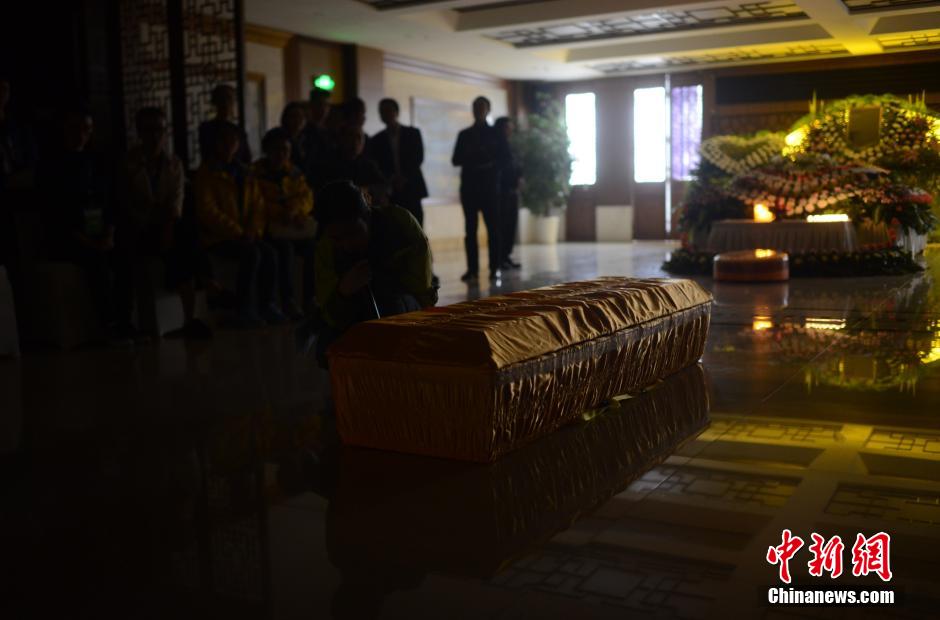 重庆大学生写“遗书”躺棺材“体验死亡”