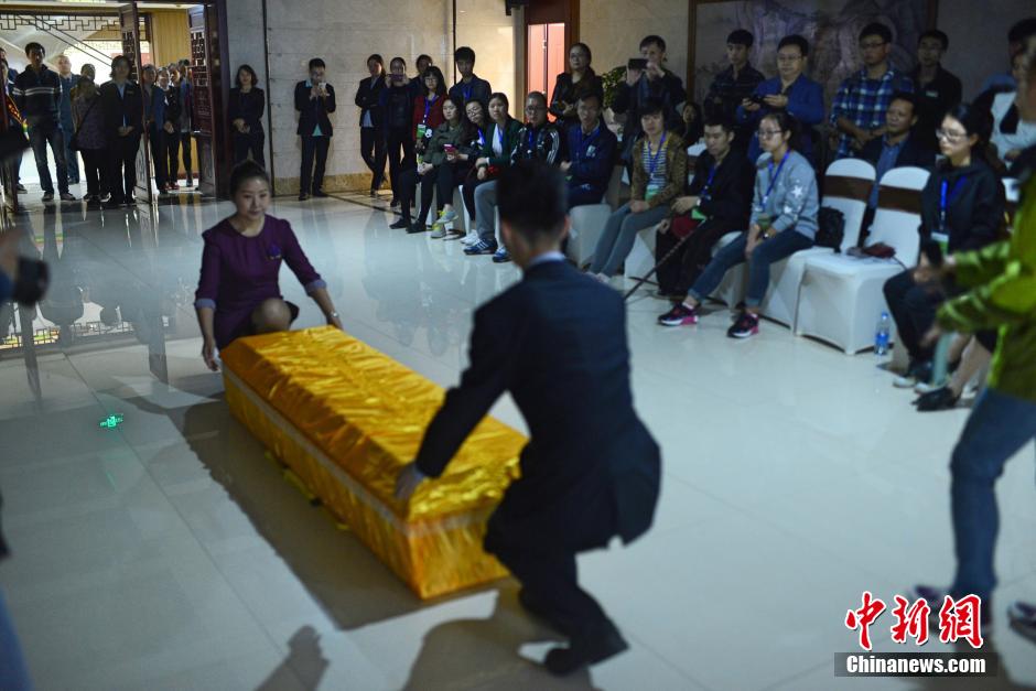 重庆大学生写“遗书”躺棺材“体验死亡”