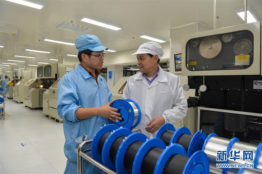 (时代先锋·图文互动)(2)苦在创业创新路上,永不停歇——记亨通集团党委书记崔根良