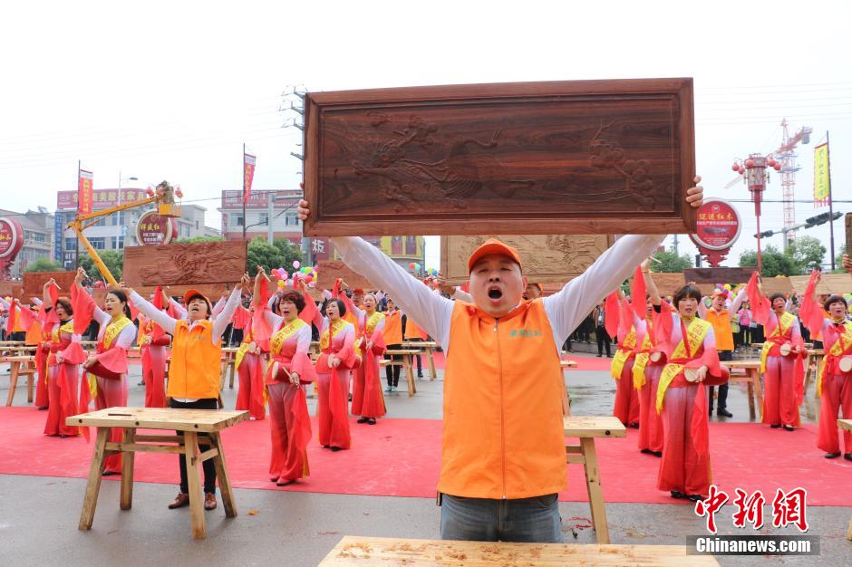 浙江花园村三千红木匠人齐献艺 诠释“工匠精神”