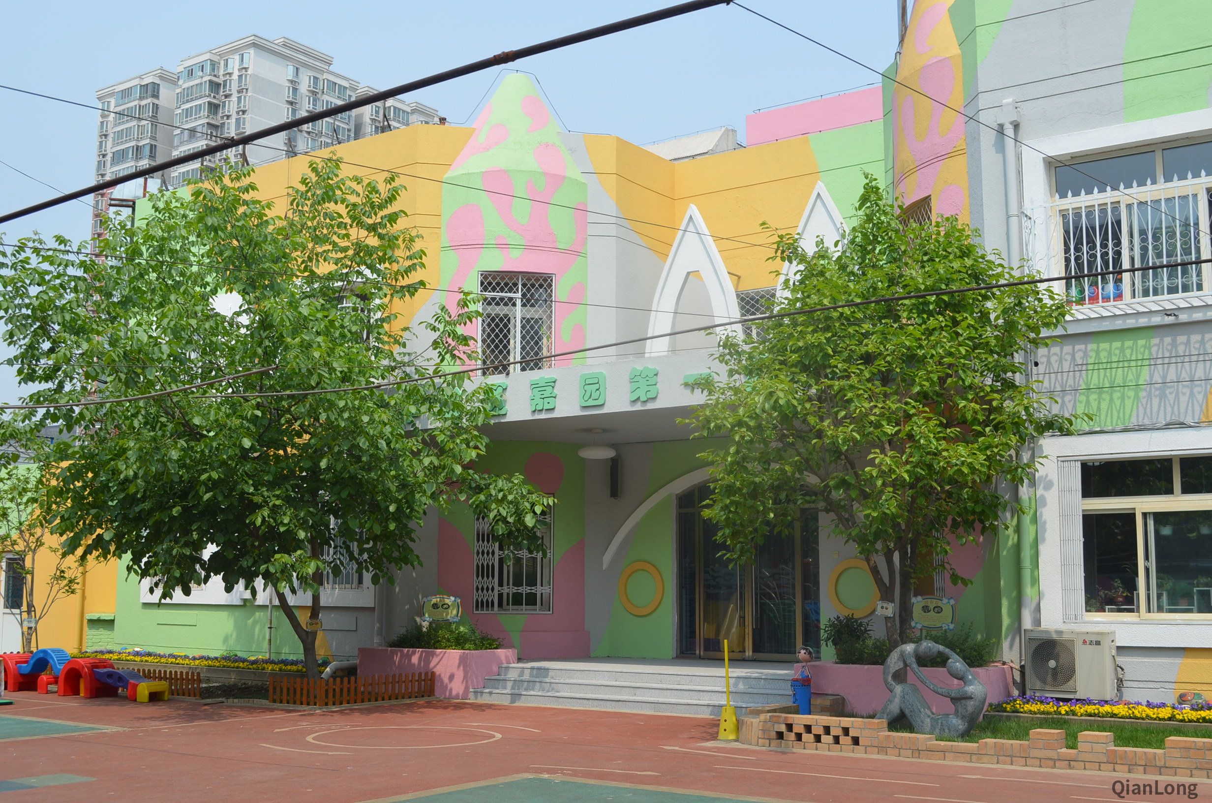 2007年，园长郑淑敏来到嘉园一幼的第二年，她为了让园所春季开花，秋季有果，种下了柿子树和核桃树。如今，两树已成材，守护着这所有着60年历史的幼儿园。