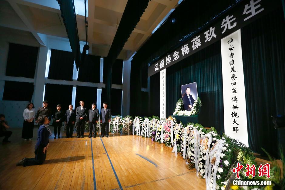 北京京剧院为梅葆玖设灵堂 李胜素跪地悼念