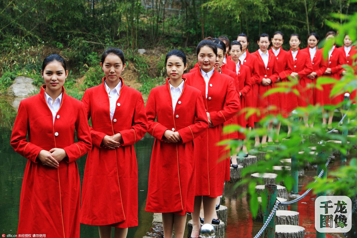 河南南阳95后准空姐山间练形体(3)-千龙网·