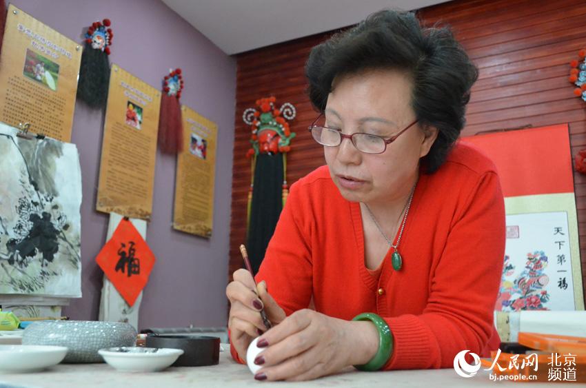 彩蛋是北京传统民间手工艺品，是在鸡、鸭、鹅以及蛇、鸽、驼鸟等的蛋壳外身上以民族传统技法或西洋画等技法，亦可以刀代笔、以针线代笔表现各种图案。通过彩蛋传递情感和思想，是整个人类历史中的一种重要的文化行为，凝聚着浓郁的人文精神。人民网 尹星云 摄