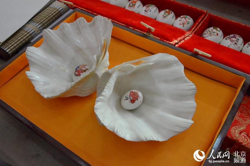 彩蛋是北京传统民间手工艺品，是在鸡、鸭、鹅以及蛇、鸽、驼鸟等的蛋壳外身上以民族传统技法或西洋画等技法，亦可以刀代笔、以针线代笔表现各种图案。通过彩蛋传递情感和思想，是整个人类历史中的一种重要的文化行为，凝聚着浓郁的人文精神。人民网 尹星云 摄
