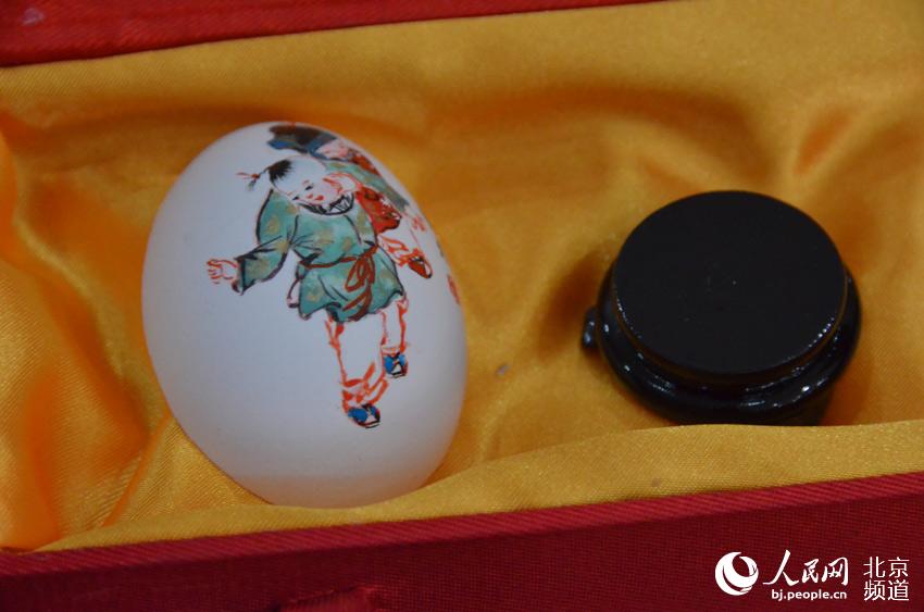 彩蛋是北京传统民间手工艺品，是在鸡、鸭、鹅以及蛇、鸽、驼鸟等的蛋壳外身上以民族传统技法或西洋画等技法，亦可以刀代笔、以针线代笔表现各种图案。通过彩蛋传递情感和思想，是整个人类历史中的一种重要的文化行为，凝聚着浓郁的人文精神。人民网 尹星云 摄