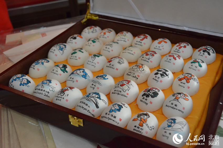 彩蛋是北京传统民间手工艺品，是在鸡、鸭、鹅以及蛇、鸽、驼鸟等的蛋壳外身上以民族传统技法或西洋画等技法，亦可以刀代笔、以针线代笔表现各种图案。通过彩蛋传递情感和思想，是整个人类历史中的一种重要的文化行为，凝聚着浓郁的人文精神。人民网 尹星云 摄