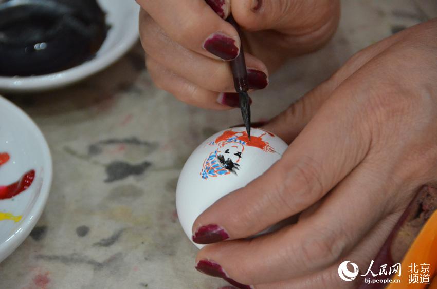 彩蛋是北京传统民间手工艺品，是在鸡、鸭、鹅以及蛇、鸽、驼鸟等的蛋壳外身上以民族传统技法或西洋画等技法，亦可以刀代笔、以针线代笔表现各种图案。通过彩蛋传递情感和思想，是整个人类历史中的一种重要的文化行为，凝聚着浓郁的人文精神。人民网 尹星云 摄