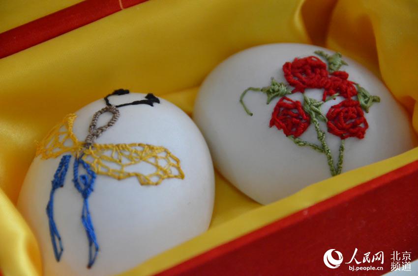彩蛋是北京传统民间手工艺品，是在鸡、鸭、鹅以及蛇、鸽、驼鸟等的蛋壳外身上以民族传统技法或西洋画等技法，亦可以刀代笔、以针线代笔表现各种图案。通过彩蛋传递情感和思想，是整个人类历史中的一种重要的文化行为，凝聚着浓郁的人文精神。人民网 尹星云 摄