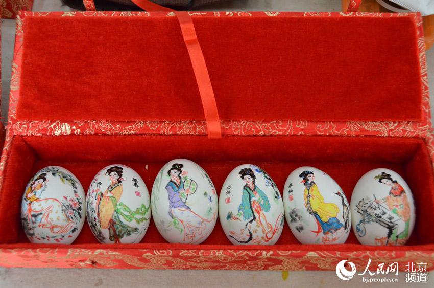 彩蛋是北京传统民间手工艺品，是在鸡、鸭、鹅以及蛇、鸽、驼鸟等的蛋壳外身上以民族传统技法或西洋画等技法，亦可以刀代笔、以针线代笔表现各种图案。通过彩蛋传递情感和思想，是整个人类历史中的一种重要的文化行为，凝聚着浓郁的人文精神。人民网 尹星云 摄