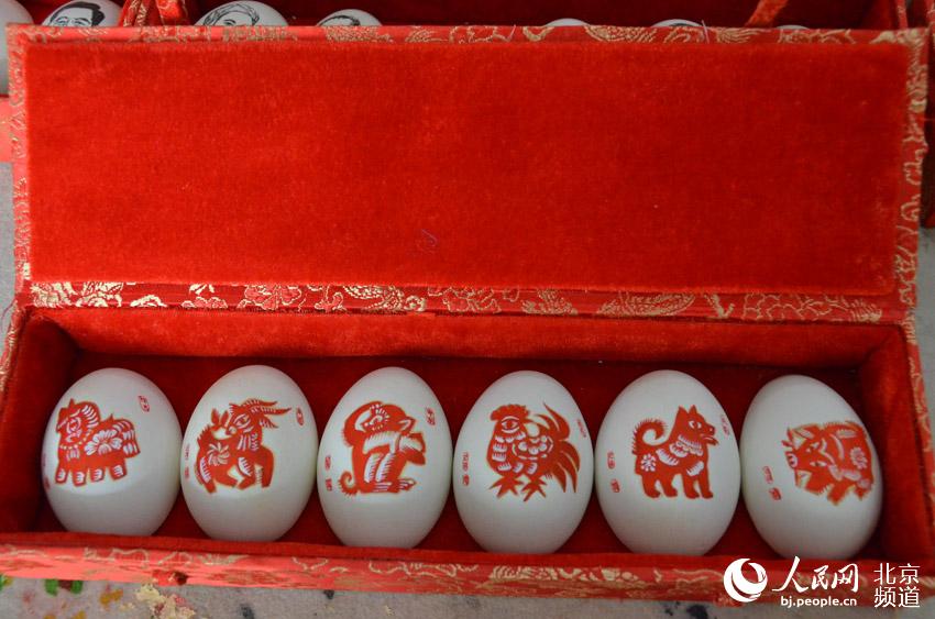彩蛋是北京传统民间手工艺品，是在鸡、鸭、鹅以及蛇、鸽、驼鸟等的蛋壳外身上以民族传统技法或西洋画等技法，亦可以刀代笔、以针线代笔表现各种图案。通过彩蛋传递情感和思想，是整个人类历史中的一种重要的文化行为，凝聚着浓郁的人文精神。人民网 尹星云 摄
