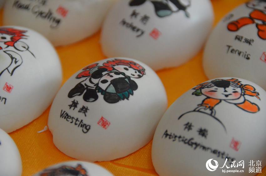 彩蛋是北京传统民间手工艺品，是在鸡、鸭、鹅以及蛇、鸽、驼鸟等的蛋壳外身上以民族传统技法或西洋画等技法，亦可以刀代笔、以针线代笔表现各种图案。通过彩蛋传递情感和思想，是整个人类历史中的一种重要的文化行为，凝聚着浓郁的人文精神。人民网 尹星云 摄