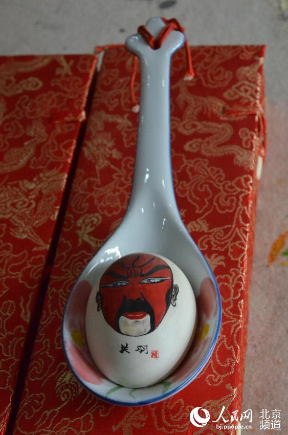 彩蛋是北京传统民间手工艺品，是在鸡、鸭、鹅以及蛇、鸽、驼鸟等的蛋壳外身上以民族传统技法或西洋画等技法，亦可以刀代笔、以针线代笔表现各种图案。通过彩蛋传递情感和思想，是整个人类历史中的一种重要的文化行为，凝聚着浓郁的人文精神。人民网 尹星云 摄