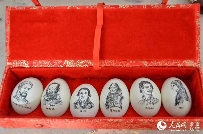 彩蛋是北京传统民间手工艺品，是在鸡、鸭、鹅以及蛇、鸽、驼鸟等的蛋壳外身上以民族传统技法或西洋画等技法，亦可以刀代笔、以针线代笔表现各种图案。通过彩蛋传递情感和思想，是整个人类历史中的一种重要的文化行为，凝聚着浓郁的人文精神。人民网 尹星云 摄