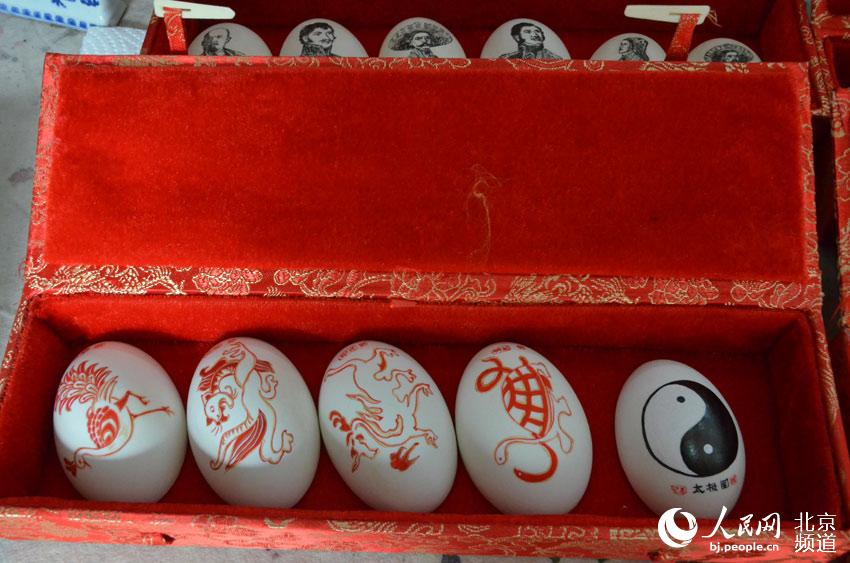 彩蛋是北京传统民间手工艺品，是在鸡、鸭、鹅以及蛇、鸽、驼鸟等的蛋壳外身上以民族传统技法或西洋画等技法，亦可以刀代笔、以针线代笔表现各种图案。通过彩蛋传递情感和思想，是整个人类历史中的一种重要的文化行为，凝聚着浓郁的人文精神。人民网 尹星云 摄