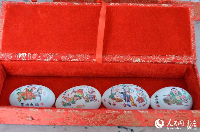 彩蛋是北京传统民间手工艺品，是在鸡、鸭、鹅以及蛇、鸽、驼鸟等的蛋壳外身上以民族传统技法或西洋画等技法，亦可以刀代笔、以针线代笔表现各种图案。通过彩蛋传递情感和思想，是整个人类历史中的一种重要的文化行为，凝聚着浓郁的人文精神。人民网 尹星云 摄