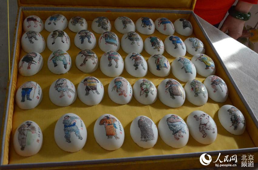 彩蛋是北京传统民间手工艺品，是在鸡、鸭、鹅以及蛇、鸽、驼鸟等的蛋壳外身上以民族传统技法或西洋画等技法，亦可以刀代笔、以针线代笔表现各种图案。通过彩蛋传递情感和思想，是整个人类历史中的一种重要的文化行为，凝聚着浓郁的人文精神。人民网 尹星云 摄