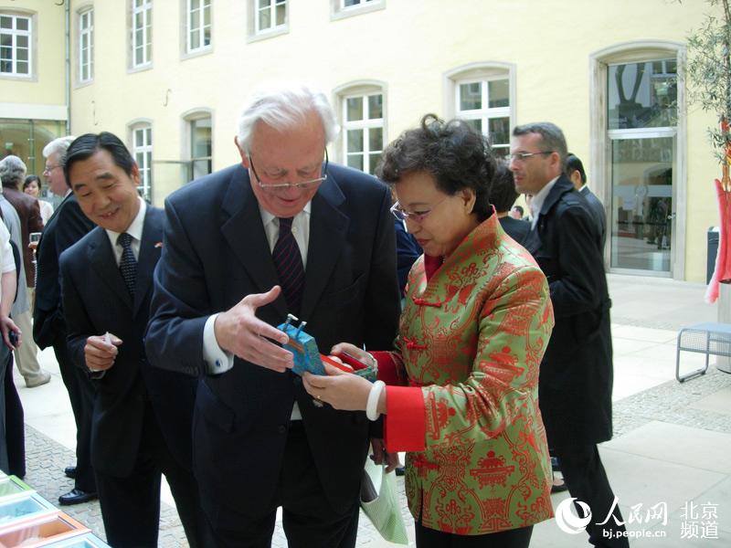 欧盟议长收藏“欢天喜地”彩蛋作品。